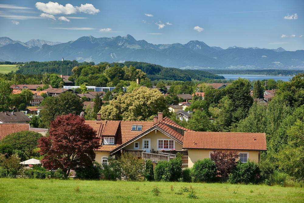 Vorne unser Anwesen mit den Ferienwohnungen, ruhig gelegen am Ortsrand von Bad Endorf, zwischen Chiemsee und Simssee