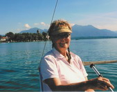 Skipperin Lieselotte Linde segelt auf der 21-Fu-Segelyacht ber den Chiemsee. 
